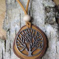 Halskette mit Lebensbaum auf unbesäumter Olivenholzscheibe und Holzperle Bild 3