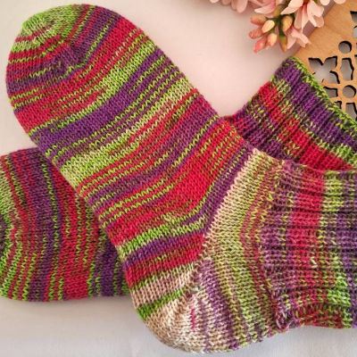 Damen Socken Kurzsocken handgestrickt pink-, lila-, grünfarben in unregelmässigem Verlauf  Größe 38/39