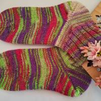 Damen Socken Kurzsocken handgestrickt pink-, lila-, grünfarben in unregelmässigem Verlauf  Größe 38/39 Bild 2
