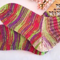 Damen Socken Kurzsocken handgestrickt pink-, lila-, grünfarben in unregelmässigem Verlauf  Größe 38/39 Bild 3