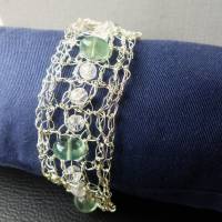 Ausgefallenes breites Häkelarmband, Handgemacht mit zartgrünem Flourit und glitzerndem Bergkristall Bild 2