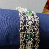 Ausgefallenes breites Häkelarmband, Handgemacht mit zartgrünem Flourit und glitzerndem Bergkristall Bild 3