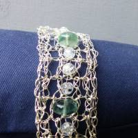 Ausgefallenes breites Häkelarmband, Handgemacht mit zartgrünem Flourit und glitzerndem Bergkristall Bild 4