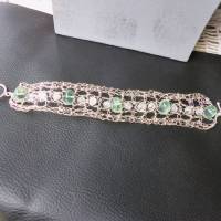 Ausgefallenes breites Häkelarmband, Handgemacht mit zartgrünem Flourit und glitzerndem Bergkristall Bild 7