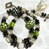 Halskette grün weiß schwarz handgemacht aus Glas Geschenk Muttertag Bild 1