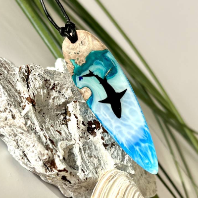 Surfbrett Halskette aus Maserholz und Harz mit einem Hai ,Geschenk, Jahrestag, Geburtstag, Surfbrett Resin