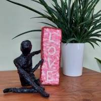 Romantische Skulptur Person mit LOVE Schild Kunstwerk Dekofigur Bild 10