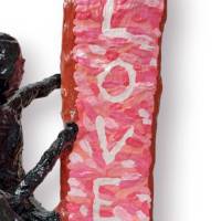 Romantische Skulptur Person mit LOVE Schild Kunstwerk Dekofigur Bild 2