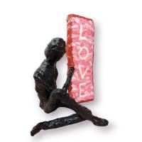 Romantische Skulptur Person mit LOVE Schild Kunstwerk Dekofigur Bild 4