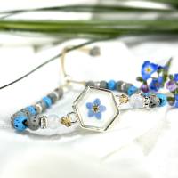 Vergissmeinnicht Armband aus Harz mit feiner Blüte mit grau und blau gefärbten Lavaperlen ,Chalcedonperlen , Geschenk Bild 1