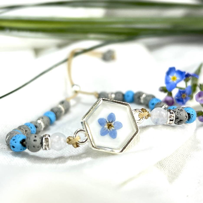 Vergissmeinnicht Armband aus Harz mit feiner Blüte mit grau und blau gefärbten Lavaperlen ,Chalcedonperlen , Geschenk