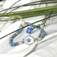 Vergissmeinnicht Armband aus Harz mit feiner Blüte mit grau und blau gefärbten Lavaperlen ,Chalcedonperlen , Geschenk Bild 2