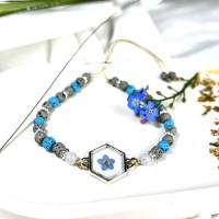 Vergissmeinnicht Armband aus Harz mit feiner Blüte mit grau und blau gefärbten Lavaperlen ,Chalcedonperlen , Geschenk Bild 8