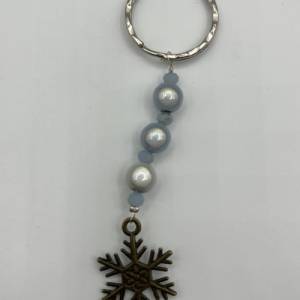 Glasperlen Schlüsselanhänger mit Schneeflockenanhänger – Schicker Begleiter für Schlüssel, Taschen und Rucksäcke Bild 1