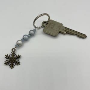 Glasperlen Schlüsselanhänger mit Schneeflockenanhänger – Schicker Begleiter für Schlüssel, Taschen und Rucksäcke Bild 3