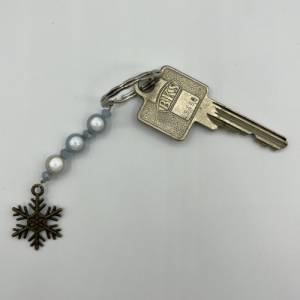 Glasperlen Schlüsselanhänger mit Schneeflockenanhänger – Schicker Begleiter für Schlüssel, Taschen und Rucksäcke Bild 8