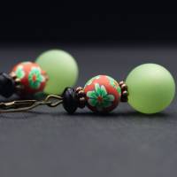 Ohrringe mit Perlen, lindgrün, rot und schwarz Bild 1