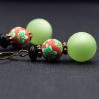 Ohrringe mit Perlen, lindgrün, rot und schwarz Bild 2