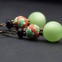 Ohrringe mit Perlen, lindgrün, rot und schwarz Bild 3