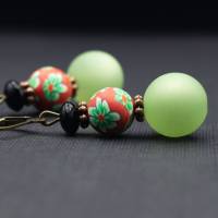 Ohrringe mit Perlen, lindgrün, rot und schwarz Bild 4