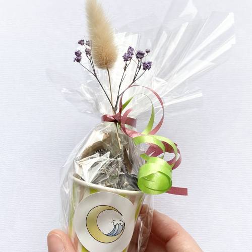 „Muschel-Konfetti“ - Kleiner Becher gefüllt mit Muscheln und einer Armband-Überraschung als Geschenk