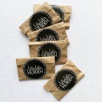 „Muschel-Konfetti“ - Kleiner Becher gefüllt mit Muscheln und einer Armband-Überraschung als Geschenk Bild 7