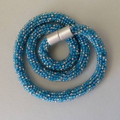 Elegante schimmernde Häkelkette - türkis + silber, 49 cm, Halskette aus Glasperlen gehäkelt, Perlenkette, Häkelschmuck