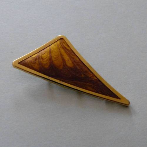 Extravagante Brosche in Form eines gebogenen Dreiecks, Seide bemalt in braun und ocker, Metallrahmen goldfarben, Anstecknadel, Schmuck, Schmuckdesign