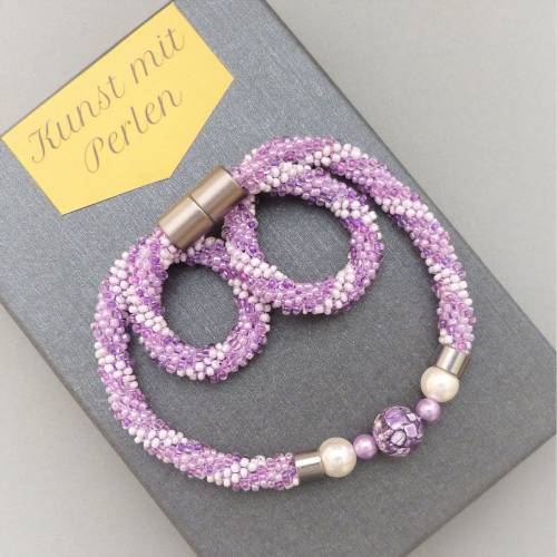 Häkelkette lila silber weiss, echte Steinperle, 54 cm, elegante Halskette aus Perlen, Perlencollier, Häkelschmuck