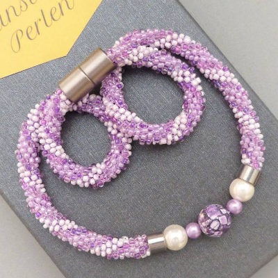 Häkelkette lila silber weiss, echte Steinperle, 54 cm, elegante Halskette aus Perlen, Perlencollier, Häkelschmuck