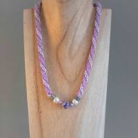 Häkelkette lila silber weiss, echte Steinperle, 54 cm, elegante Halskette aus Perlen, Perlencollier, Häkelschmuck Bild 2