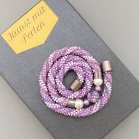 Häkelkette lila silber weiss, echte Steinperle, 54 cm, elegante Halskette aus Perlen, Perlencollier, Häkelschmuck Bild 3