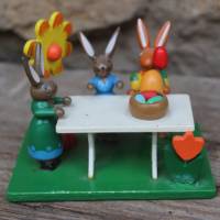 Osterhasen Figurengruppe Hasen am Tisch mit Blume Holz Vintage Erzgebirge Bild 1