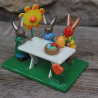 Osterhasen Figurengruppe Hasen am Tisch mit Blume Holz Vintage Erzgebirge Bild 2