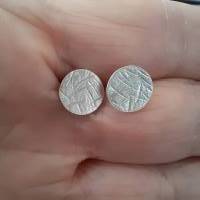 Kleine runde Ohrstecker aus 999 Silber, mattiert mit leichtem Hammerschlag Bild 1