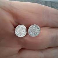 Kleine runde Ohrstecker aus 999 Silber, mattiert mit leichtem Hammerschlag Bild 2