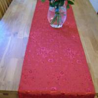 Stylischer Tischläufer, edles Seide-Polyester Mischgewebe in rot mit geprägten Blumenmuster in 40x140cm, waschbar bis 40° Bild 1