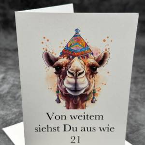 Von Weitem Siehst Du Aus Wie 21 | Lustige Geburtstagskarte | Kamelmotiv |  Einzigartige Geschenkidee, Humorvolle Karte | Bild 3