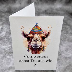 Von Weitem Siehst Du Aus Wie 21 | Lustige Geburtstagskarte | Kamelmotiv |  Einzigartige Geschenkidee, Humorvolle Karte | Bild 7