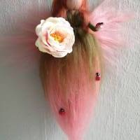 Märchenhafte Fee mit Rose und Marienkäfer aus Merinowolle handgefilzt in rosa und grün Bild 1