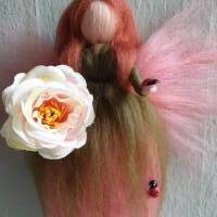 Märchenhafte Fee mit Rose und Marienkäfer aus Merinowolle handgefilzt in rosa und grün Bild 2
