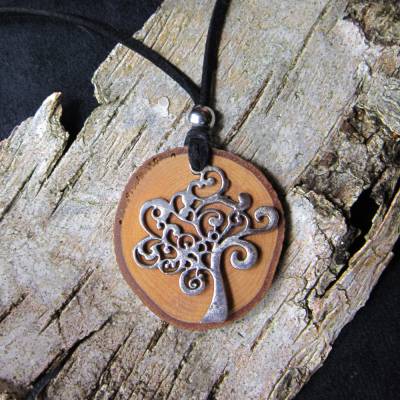 Halskette, Amulett aus unbesäumter Olibenholzscheibe mit Lebensbaum