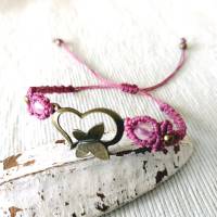 zierliches Makramee Armband in lila mit bronzefarbenem Metallelement Herz und Schmetterling Bild 1