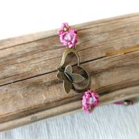 zierliches Makramee Armband in lila mit bronzefarbenem Metallelement Herz und Schmetterling Bild 2