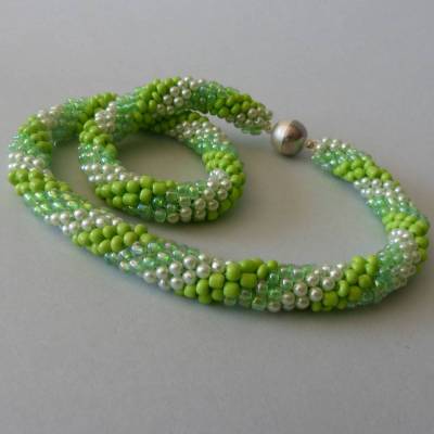 Häkelkette in grün und weiß, Länge 51 cm, Halskette aus Glasperlen gehäkelt, Perlenkette, Glasperlenkette, Schmuck