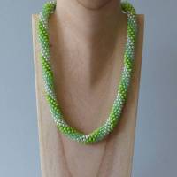 Häkelkette in grün und weiß, Länge 51 cm, Halskette aus Glasperlen gehäkelt, Perlenkette, Glasperlenkette, Schmuck Bild 2