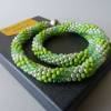 Häkelkette in grün und weiß, Länge 51 cm, Halskette aus Glasperlen gehäkelt, Perlenkette, Glasperlenkette, Schmuck Bild 3