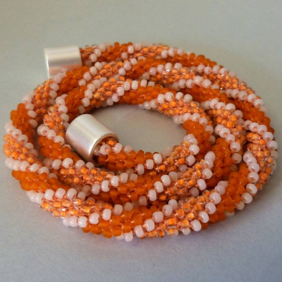 Hübsche Häkelkette orange weiß, 47 cm, Halskette Spirale aus Glasperlen gehäkelt, Perlenkette, Glasperlenkette