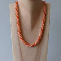 Hübsche Häkelkette orange weiß, 47 cm, Halskette Spirale aus Glasperlen gehäkelt, Perlenkette, Glasperlenkette Bild 3