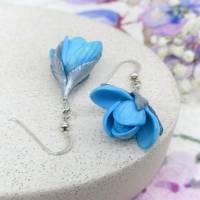 Blaue Blumenohrringe aus Polymerton, Blütenknospenohrringe, Schmuckgeschenk für Mama, Geschenk für Tochter Bild 4